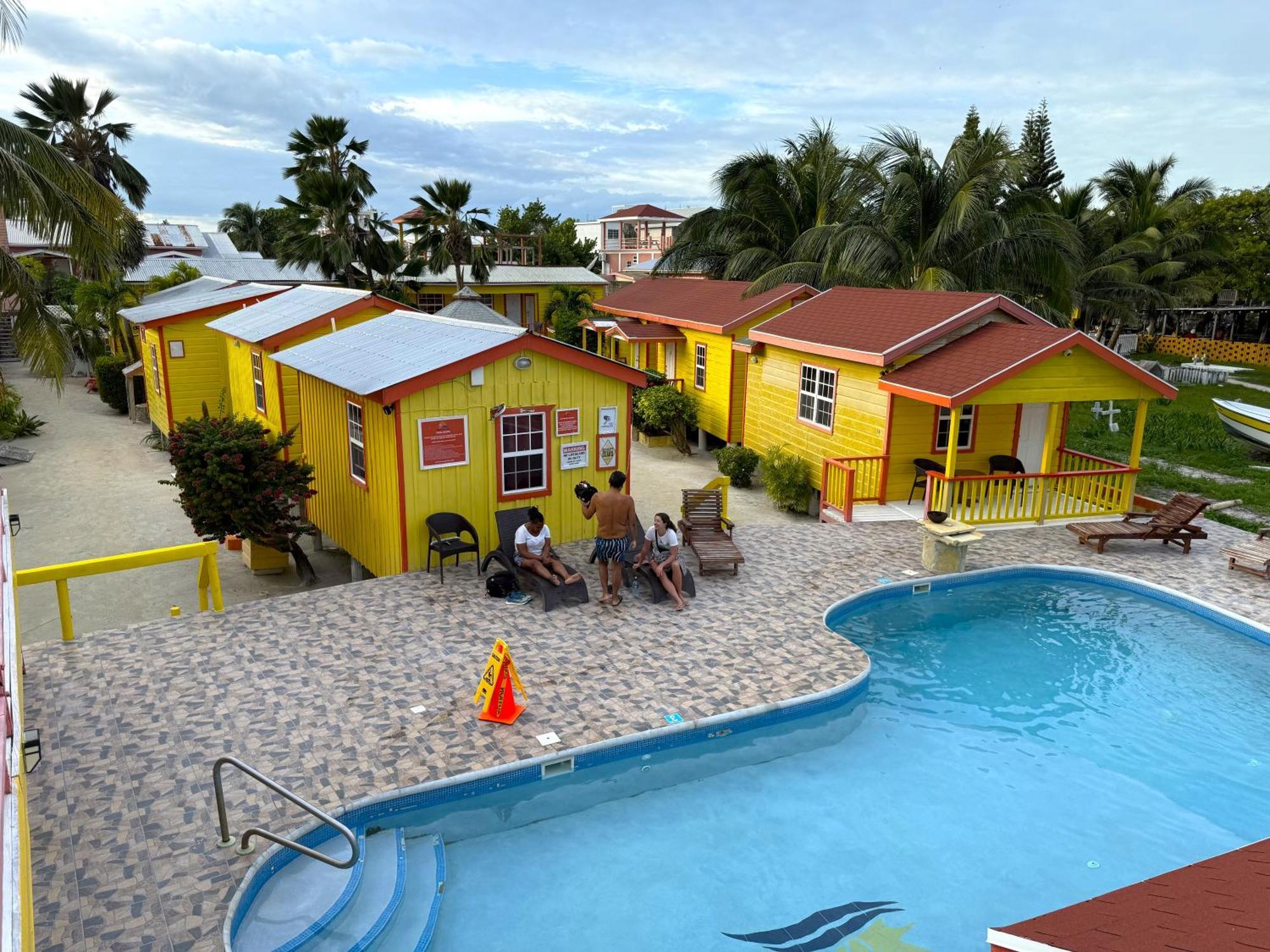 Tropical Paradise Hotel Caye Caulker Exterior photo